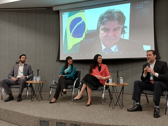 Henrique Rocha, sócio do Peck Advogados; Patrícia Peck, sócia-fundadora do Peck Advogados e conselheira titular do CNPD; Juliana Oliveira Domingues, procuradora-chefe da Procuradoria Federal; Marcelo Crespo, coordenador do curso de Direito da ESPM. No telão, Waldemar Gonçalves Ortunho Júnior, presidente da ANPD (Imagem: Divulgação)