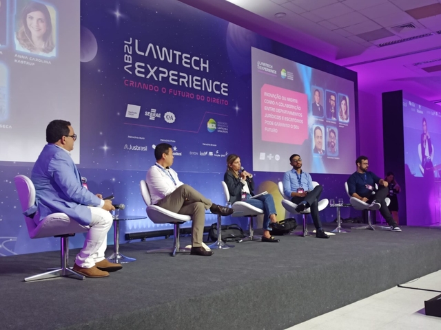 Da esquerda para a direita: Fred Ferraz, mediador, e conselheiro da AB2L; Eduardo Hiroshi, diretor jurídico da Hyundai; Anna Carolina Kastrup, associate general counsel na Meta; Fernando Fonseca, legal efficiency no Quinto Andar; e Victor Fonseca, senior associate and head of ThinkFuture no TozziniFreire Advogados (Imagem: Divulgação)