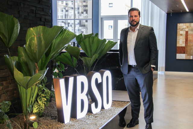 Erik Oioli, sócio fundador do VBSO Advogados, na fachada do escritório carioca (Imagem: Divulgação)