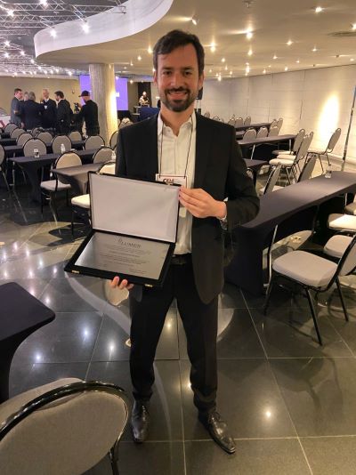 Fernando Torre, sócio do LBCA, com o Prêmio Lumen 2021 (Imagem: Divulgação)