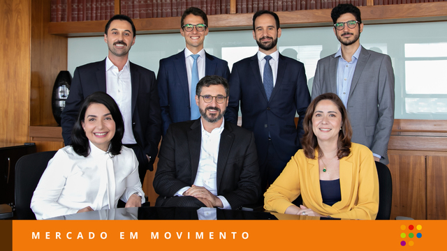 Em pé, a partir da esquerda: André Mendes Machado, João Pedro Funiscello de Souza, Gianluca Martins Smanio e Rafael Machado Freire Amaral. Sentados, da esquerda para direita: Marta Saad, Rafael Urbano Gimenes e Luciana Zanella Louzado (Imagem: Divulgação)