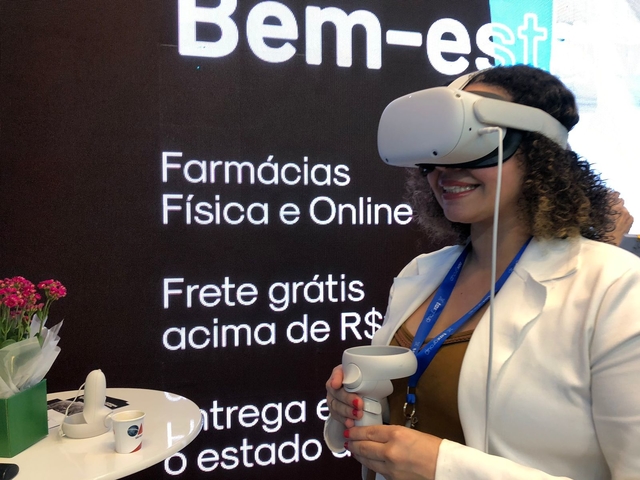 Aline Fraga, coordenadora de conteúdo experimentando o metaverso no estande da OAB SP (Imagem: Divulgação/Análise Editorial)