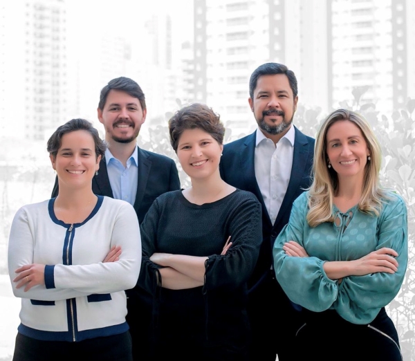 Fábio Possídio e Carlos Rosemberg (atrás, a partir da esq.), Luciana Simmonds, Daniela Espinheira e Ana Paula Sá (na frente), sócios do Possídio Advogados (Imagem: Divulgação)
