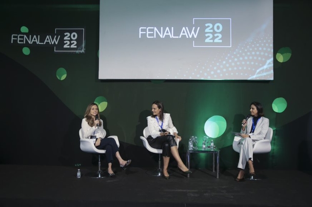 Sara Martins, diretora jurídica da Goodyear; Daniela Albuquerque, diretora jurídica Latam da Galderma; e Juliana Marques, diretora jurídica e de compliance da Sandoz (Imagem: Divulgação/Fenalaw 2022)