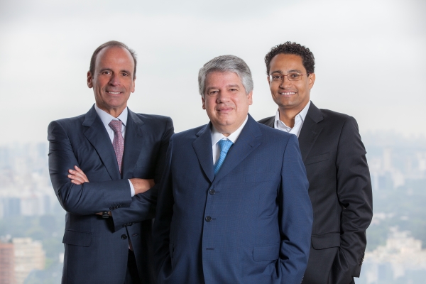 Sérgio Rabello Tamm Renault, Sebastião Botto de Barros Tojal e Jorge Henrique de Oliveira Souza (a partir da esq.), sócios do Tojal Renault Advogados (Imagem: Adriana Barbosa)